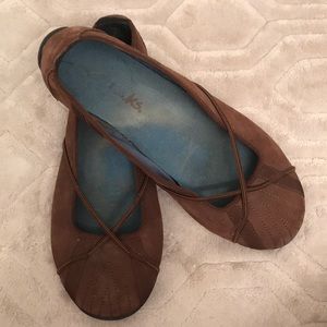 Clark’s comfy brown flats